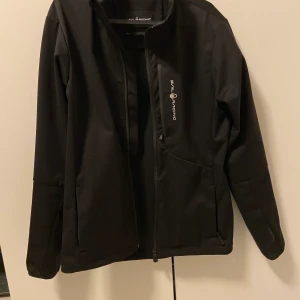 En väldigt stilig regn och vind jacka från sail racing - Det är en väldigt praktiskt jacka som är väldigt slit tålig och håller utmärkt i regn och vind köpt för 1500