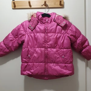 Vinterjacka till barn - En fin och varm vinterjacka som kommer från ett djur och rökfri hem. 