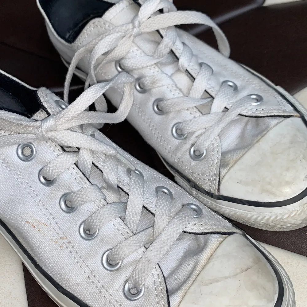 Säljer dessa vita Converse i befintligt skick, sulan är lite smutsig och finns fläck på sidan på den ena skon (se bild 2). Skorna utöver färgen är helt hela och insidan helt intakt. I storlek 37,5. Med lite kärlek är jag säker att det kan bli superfina :). Skor.