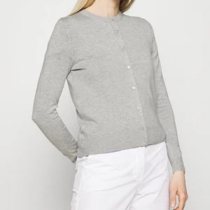 Grå kofta💖 - Säljer denna Finstickad kofta som aldrig är använd💖💖Har en i beige också så skriv för bild på den💓