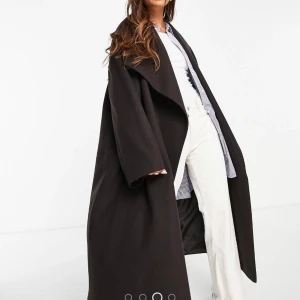 Brun oversized kapp  - Säljer nu den här oversized bruna slutsålda kappan från asos. Storlek 34