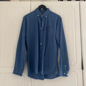 Marinblå skjorta från ellos