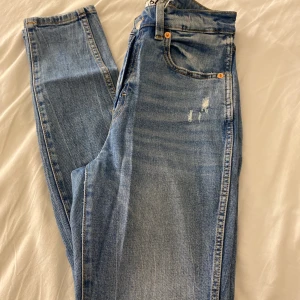 Blå jeans  - Bra skick. Storlek M🌸 Slitna på knäna