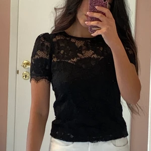 Blus - Topp från gina tricot i storlek xs. Jätte fint från baksidan. Är i bra skick inga defekter. 