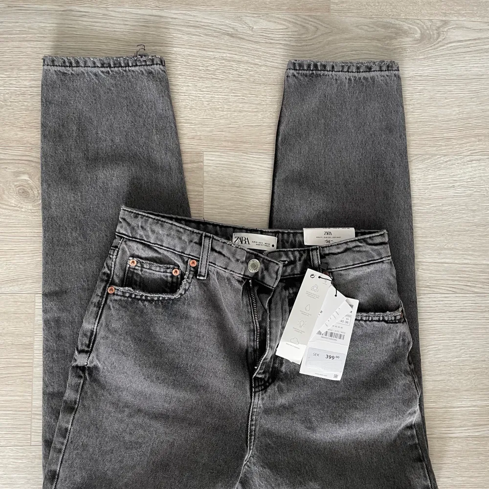 Helt oanvända Zara jeans! Köpta i Stockholm för 399kr. Utropspris: 120kr+69kr frakt = 189kr inklusive frakt! Kontakta mig för intresse, frågor, bilder osv!🤍. Jeans & Byxor.