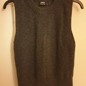 Väst - Snygg väst som värmer och perfekt att ha över skjorta. 