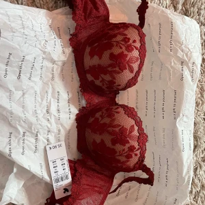 HELT NY intimissimi BH - Helt ny oanvänd balconette bh i röd spets med blommönster. Storlek 75B.