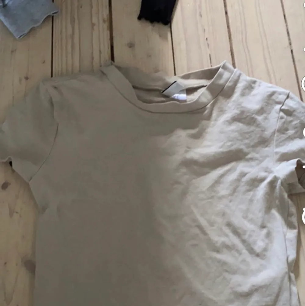 Säljer denna beige basic t-shirten från H&M💖💖 20kr storlek S. . T-shirts.