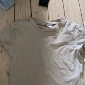Säljer denna beige basic t-shirten från H&M💖💖 20kr storlek S. 