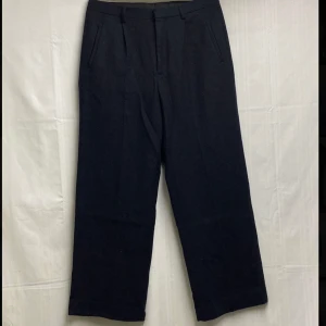 Kostymbyxor - Ett par kostymbyxor från Asos gjorda av 60% ull så ganska tjocka och varma, knappt använda, storlek 32. (Obs frakt ingår ej i priset 