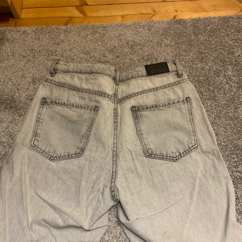 Ett par assnygga gråa jeans från Ginatricot! Storlek 38 💞 Kom med bud om det satta priset inte passar💕🌸 Kan skicka 🌟. Jeans & Byxor.