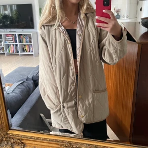 Retro Höstkappa - Fin beige höstkappa som jag köpte i secondhand butik för några år sedan och har fortfarande fint skick. Sitter obersized på mig som har strl: 36 (Pris + Frakt)✨ 