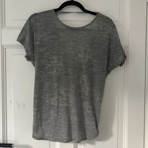 Tshirt med snygg rygg  - Jätte snygg tröja  med öppen rygg 