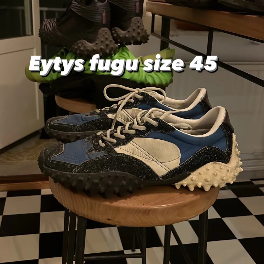 Eytys fugu blå och brun använda men inte så slitna säljer ett par för 800 båda för 1200. Skor.