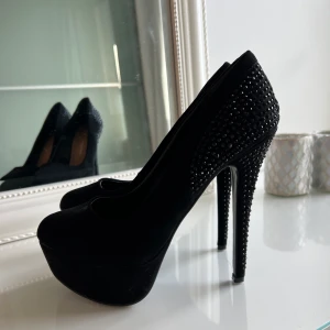 Klackskor  - Säljer mina klackskor som ej kommer till användning! :) 