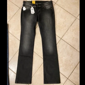 Mörkgrå nya Lee jeans lowwaist - Helt nya lågmidjade Lee bootcut jeans som tyvärr är för små. Ska vara storlek W28 L33 men är otroligt små i storleken. Skulle tippa på att de är W25 istället, passar XS och XXS. Längden är normal, om inte lite lång. OBS: Är i Grekland fram till 13/10!