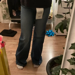 flared jeans - (pris går att diskutera) säljer dessa urcoola flared/ nästan baggy jeans!! dessa är perfekta till hösten. aldrig använda, lappen är kvar så nyskick!! kontakta vid intresse, frågor eller fler bilder 💓💓