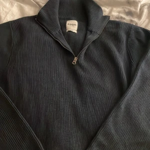 Tjocktröja  - Ett känd tröja inom stockholmstilen! Helt som ny nästan aldrig använd! Nypris: 700