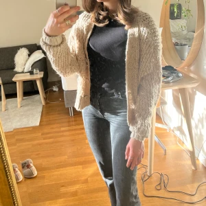 Hollister kofta - Stickad kofta från hollister som inte används längre 💓