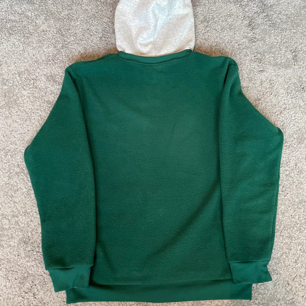 Adidas hoodie i skitskönt mysigt material, luva sitterihop med tröjan ser ut som 2 tröjjor, perfekt till vintern Stl m Meetup uppsala Frakt 59kr Skriv för frågor. Hoodies.