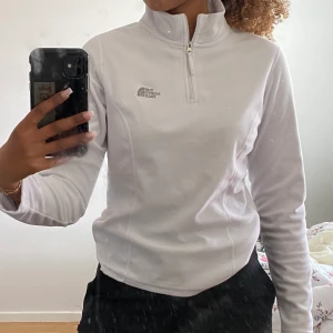 The North face half zip fleece - Half zip fleece tröja från The north face i storlek S. Knappt använd och så fin, frakt betalas av köparen😊