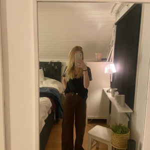 Bruna vida jeans från hm i storlek xs - Bruna jeans aldrig använt tyvärr för långa 