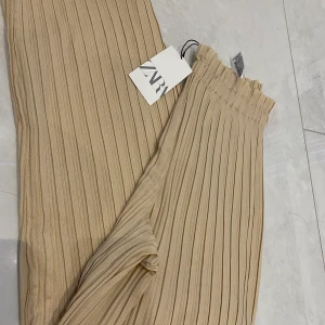 Byxor från zara - Helt oanvända, säger för 250kr