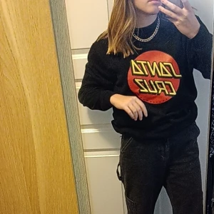 Santa Cruz sweatshirt - En andvänd Santa Cruz sweatshirt i strl S (herrstorlek) Köparn står för frakten. Skriv till mig för fler info eller bilder!😊