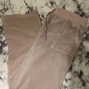 Fina Juicy couture - Säljer på grund av att dem inte kommer till så mycket användning, dem har inga metaller vid snörerna. Svårt att förklara men kan skicka mer information privat😊 men utöver det är det inga fel på dem. Perfekta nu till hösten då färgen smälter in😍 