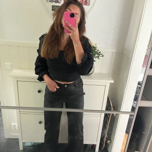 Skinn byxor  - Säljer dessa skinn/läder byxor med raka ben då dom är för korta. Jag hade verckligen behållt dom om dom inte vore så korta i benen (är nästan 1,70 cm). Annars är dom superfina!