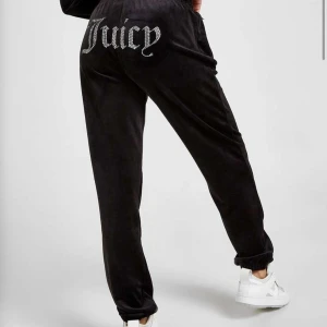 Juicy byxor - Säljes pågrund av att de blivit för stora, knappt använda så inga defekter. Alla pärlor kvar. Kom privat för bilder på dem. Kom med förslag på pris om du e intresserad var ej rädd att höra av dig.