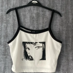 anime top  - Skitsnygg topp från Shein som jag köpte för ett antal år sedan! Knappt använd och är nästan i nyskick! Säljer för 39 kr + 29 kr frakt 