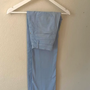 Klarblåa jeans - Klarblåa högmidjade jeans från H&M! Är i fint skick, endast två små vita prickar längst ner på ena benet, de sista bilden! Supersköna!