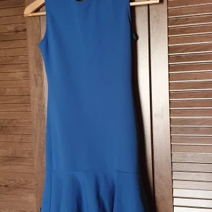 Två klänningar från Zara och Cubus - Säljer två klänningar i nyskick båda två. Den blå med öppen rygg kommer från Zara, den gröna kommer från Cubus.