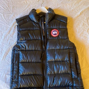 Canada gosse väst  - Säljer min äkta canada coose väst som jag använt ett fåtal gånger.Den är i ny skick och har inga hål. Köpte den från canada coose hemsida och kan vissa kvitto, det är en kill modell men själv är jag en tjej som har använt den. Skriv privat för frågor osv.