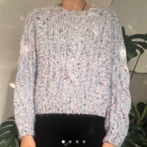 Pull & bear stickad tröja  - Blå stickad tröja med konfetti effekt från pull & bear  Endast provad   Pris kan diskuteras ☺️