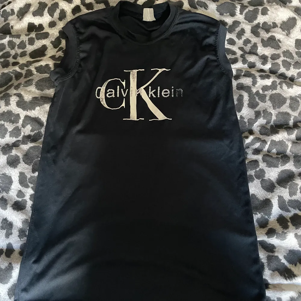 Calvin Klein linne, står ingen storlek men tror att det är en S.. Hoodies.