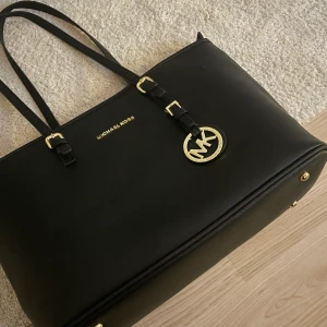 Väska - Michael kors väska, har inget kvitto eller liknande så kan därför inte uppvisa om den är äkta eller ej därav priset. Fint men använt skick.