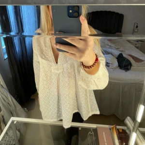 Blus från zara  - Säljer denna jättefina blus från zara. Aldrig använd, tog bort lappen därav säljer jag den här på Plick. Köpt för 399kr 
