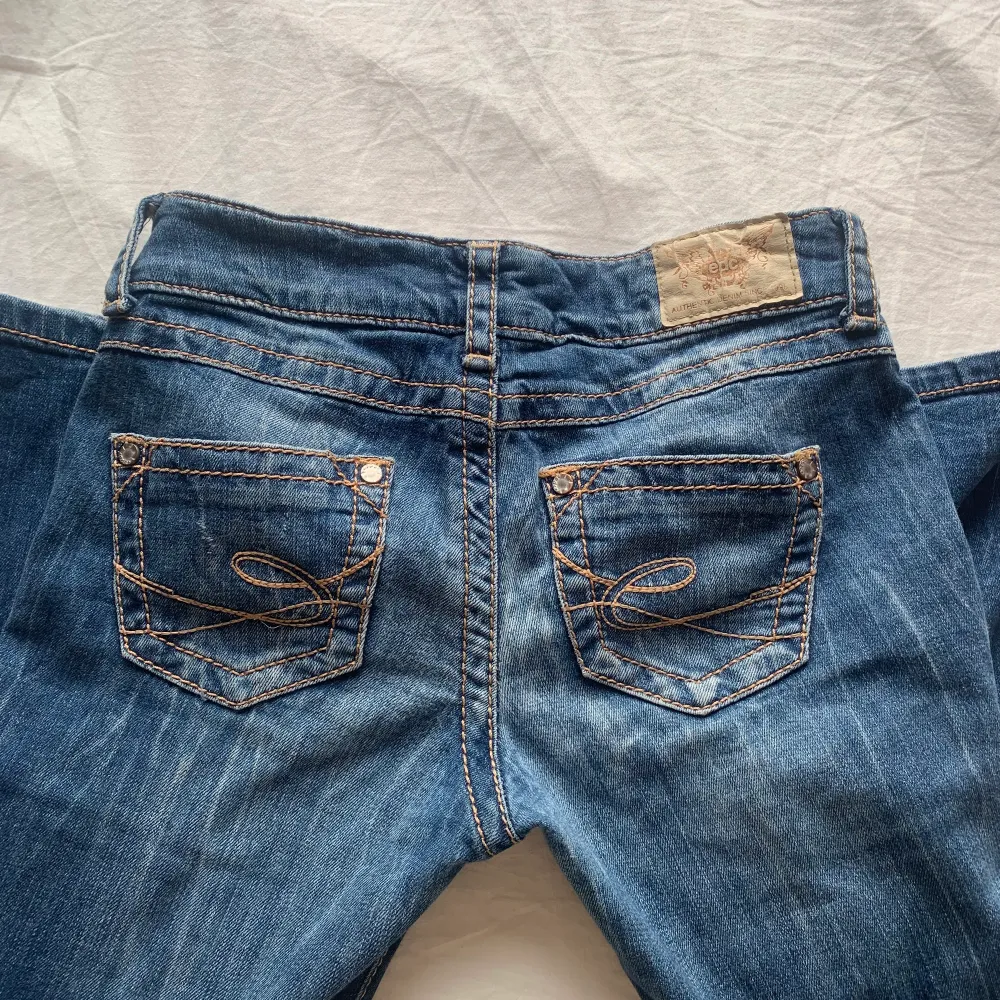 Säljer dessa jeans då dom är för små för mig💕köpte dom second hand förra året💕 Dom är väldigt fina men för små tyvärr💕Skulle säga att dom passar någpn med storlek 34-36💕. Jeans & Byxor.