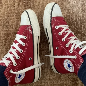 Converse skor - Jag har bestämt mig för att sälja mina converse för de är på gränsen för att bli för små för mig. De är i storlek 35 men de passar mig som har 36/37. Och vill se hur mycket jag kan får för de. De är dock inte äkta men de ser exakt ut som äkta.
