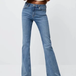 HELT OANVÄNDA JEANS❤️ - Jag säljer nu mina favorit-jeans. De är ”flare mid waist” ifrån mango. Storlek 32, men ganska stora i storleken så skulle säga att de passar 34-36 också. Jag är 168 och de är aningen långa. Skriv privat för mer information. Bild 1&2 är färgen jag säljer❤️
