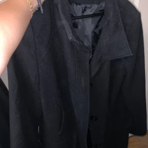 Svart kappa - Kappahl - Fin svart kappa  Fint skick  Frakt tillkommer