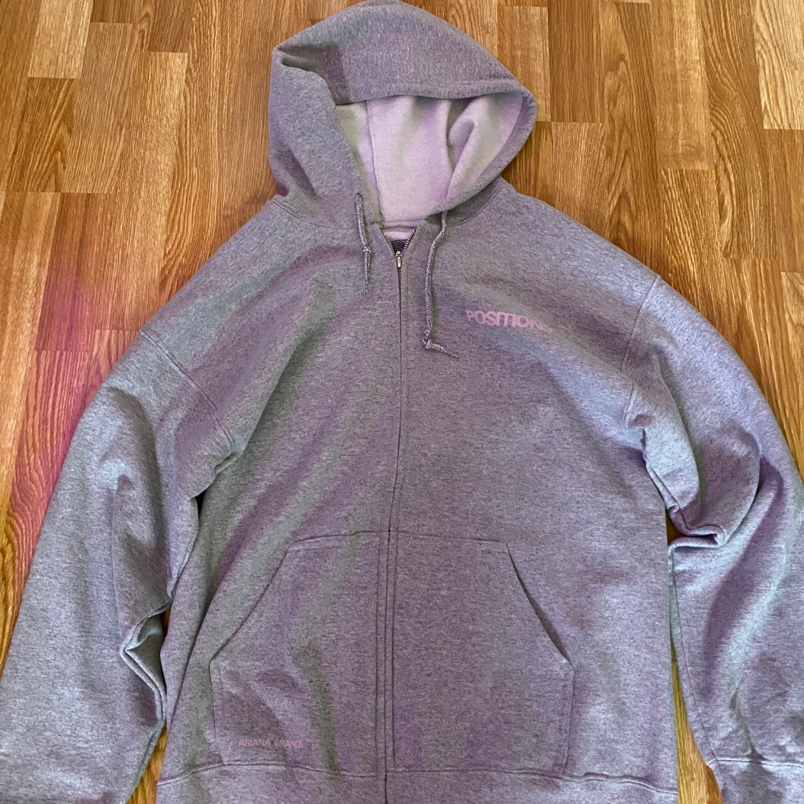 Ariana Grande Zip-Hoodie.