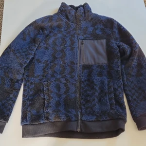 Peak Performance Fleecejacka - Fleecejacka från Peak Performance i bra skick! Shoulder width: 49cm Sleeve length:68cm Full length: 74cm