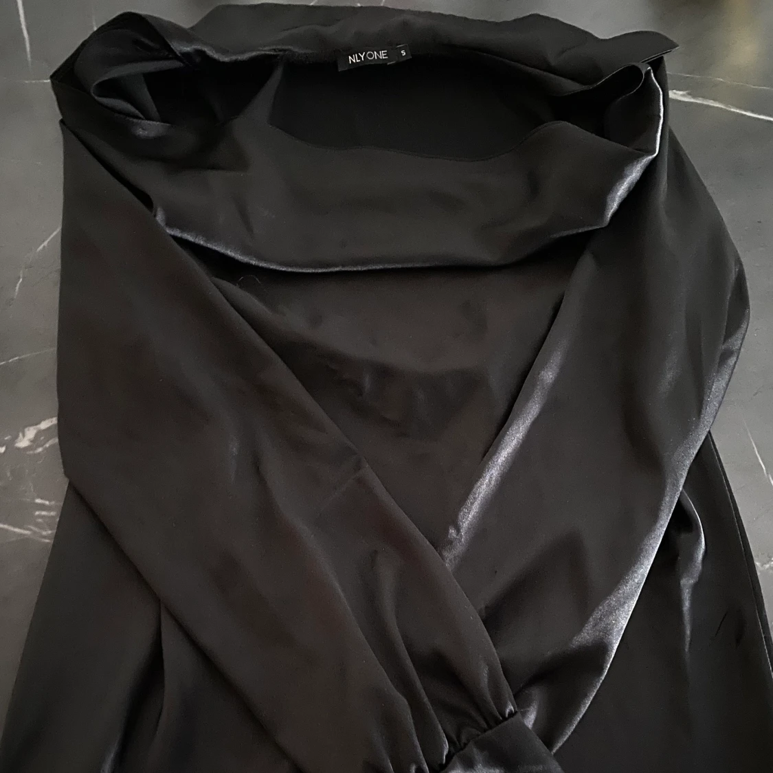 Svart klänning i glatt material från NLY ONE, strl S - 90