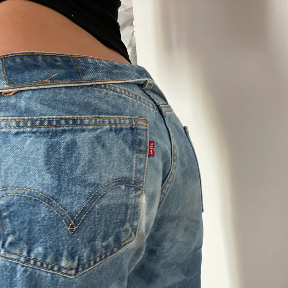 LEVIS 501:or, jättebra skick och skitsnygga jeans.💗 Säljer dessa eftersom att de inte kommer till användning längre. Frakt står du för själv!💓. Jeans & Byxor.