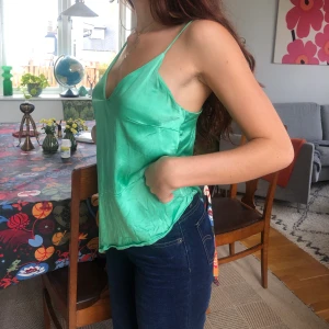 Asymmetrisk silkestopp - Grön topp i super bra skick som är så fin!! Strl 36