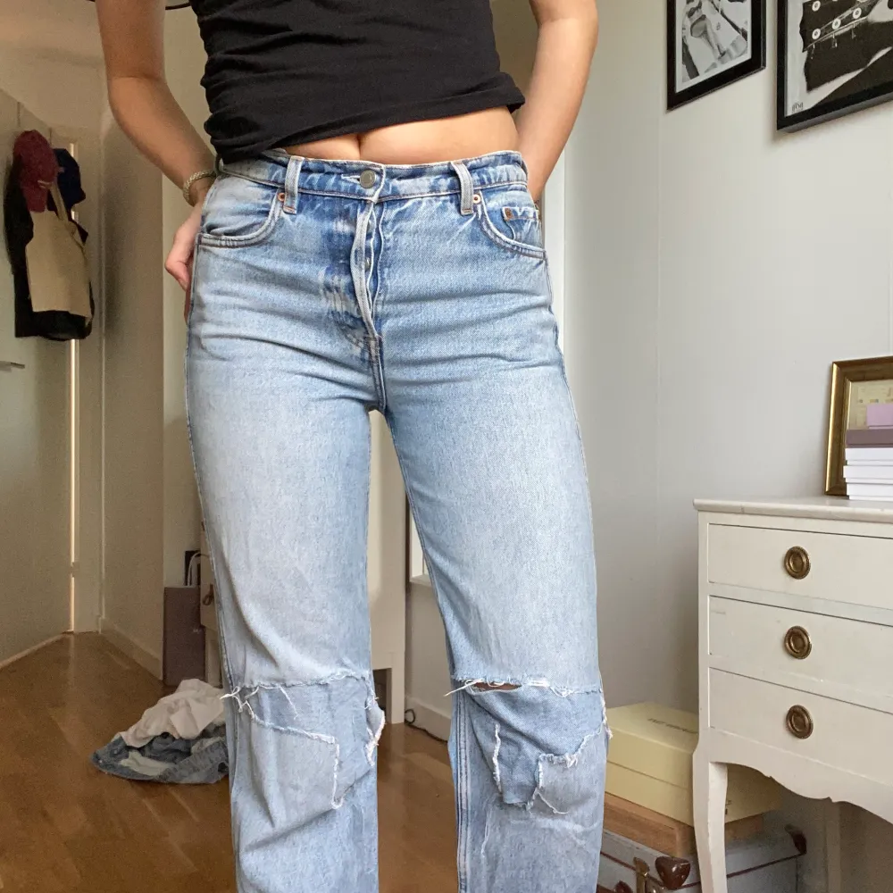 Ett par såå snygga jeans från &otherstories. Jag har köpt de här på plick med gjort knäna själv. De är ganska använda men fortfarnade i ett bra skick! 🫶🏼. Jeans & Byxor.