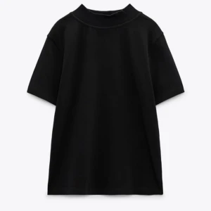 T shirt - Säljer denna as snygga t shirten som är lite tjockare i materialet och är lite högre i halsen. Så snygg men aldrig användt den! 